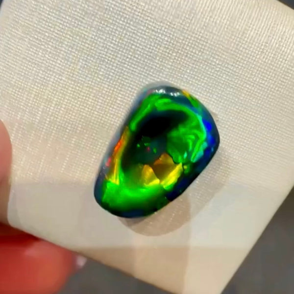 5.11ct black opal 14.8x9.7x5.6MM